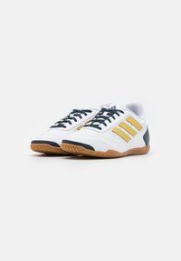 adidas Performance SUPER SALA II INDOOR FOOTBALL - Halové kopačky - footwear white/gold metallic/aurora ink
