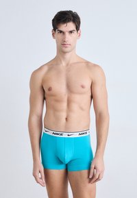 Türkise Baumwoll-Boxerbriefs mit einem schwarz-weißen Nike-Bund. Der Stil zeichnet sich durch eine enge Passform und eine glatte Textur aus.