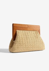 Borsa in paglia intrecciata con una superficie testurizzata, dotata di una struttura rettangolare in legno e di un colore beige naturale, completata da una chiusura in legno liscio.