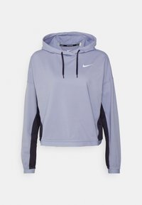 Licht paarse hoodie gemaakt van zachte stof, met een zwarte zijpaneel, verstelbare trekkoord en een klein wit Nike-logo op de borst.