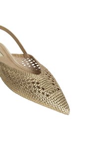 Zapato slingback dorado tejido con punta afilada, con un diseño abierto similar a encaje y un tacón plano. Textura suave con hardware mínimo.