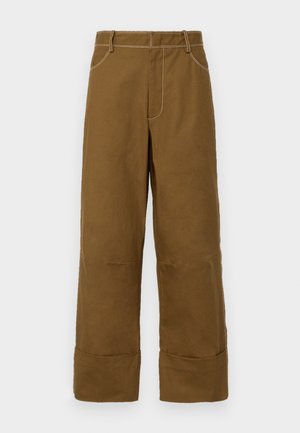 Pantalons en coton marron avec une coupe droite, coutures visibles, deux poches avant et ourlets retournés.