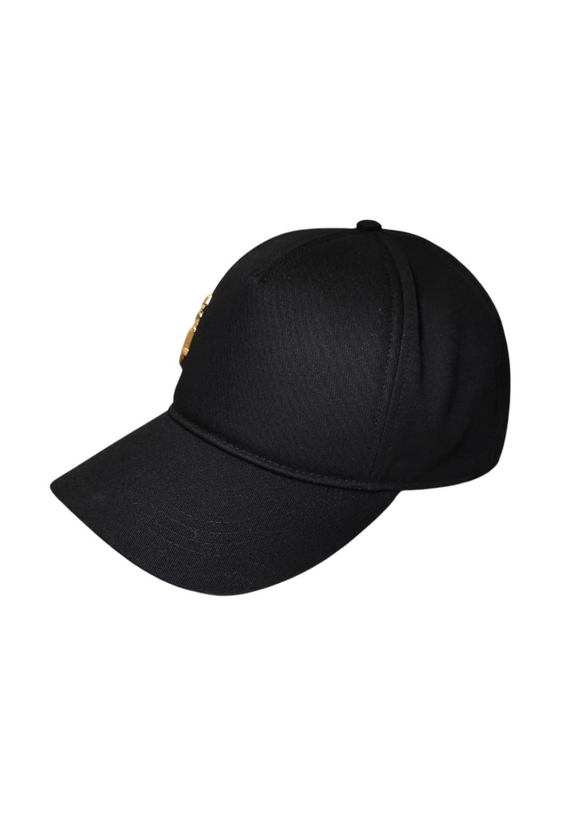 Cappello nero in tessuto con visiera curva, caratterizzato da un emblema dorato sul lato e una corona strutturata con dettagli cuciti.