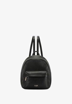 Czarna skórzana plecak o zaokrąglonym kształcie, teksturowanym wykończeniu, z górnym uchwytem i dwoma regulowanymi paskami. Posiada przednią kieszeń na zamek.
