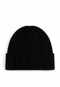 Gorro de punto negro con textura acanalada, que presenta un patrón de trenzas en los lados y un puño doblado en la parte inferior.