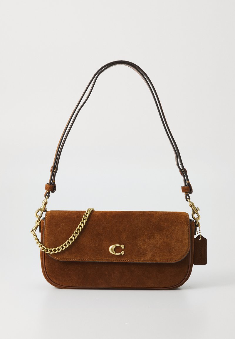 Καφέ σουέντ τσάντα ώμου με χρυσή αλυσίδα, δερμάτινο λουρί, κλείσιμο με καπάκι και ανάγλυφο λογότυπο μπροστά.