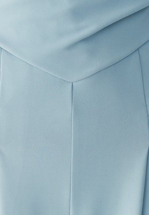 Svetlomodrý odev s hladkou, textúrovanou látkou so šikmými čiarami, štruktúrovaným dizajnom a detailom zloženého výstrihu.