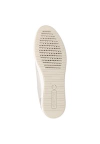 Suela de una zapatilla Geox blanca con surcos horizontales, agujeros de ventilación y logo de la marca cerca del área del talón.