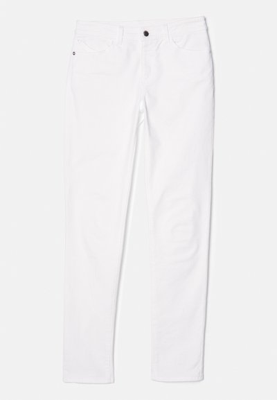 Jeans brancos de algodão com um design ajustado, cinco bolsos, um único bolso traseiro com pala e fecho frontal com botão. Textura suave e perna reta.