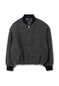 Chaqueta bomber de mezclilla gris con cierre de cremallera en la parte delantera, cuello y puños acanalados, bolsillos laterales y un forro texturizado con patrón.