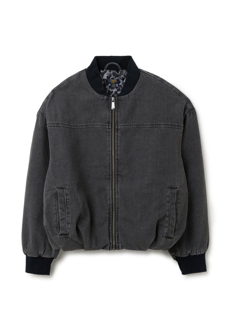 Chaqueta bomber de mezclilla gris con cierre de cremallera en la parte delantera, cuello y puños acanalados, bolsillos laterales y un forro texturizado con patrón.