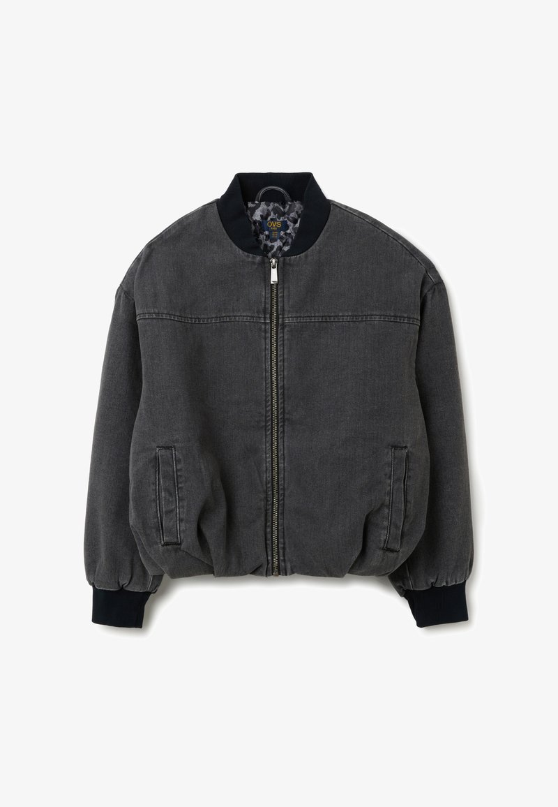 Chaqueta bomber de mezclilla gris con cierre de cremallera en la parte delantera, cuello y puños acanalados, bolsillos laterales y un forro texturizado con patrón.