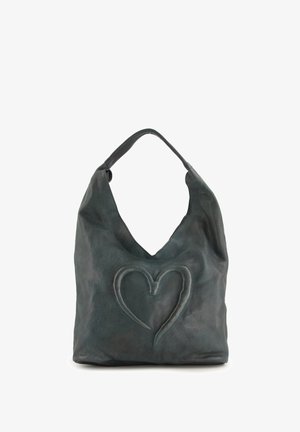 Kožená kabelka v tmavě zelené barvě s texturovaným povrchem, zdobená vyřezávaným srdíčkem a jedním ramenním popruhem pro nošení.