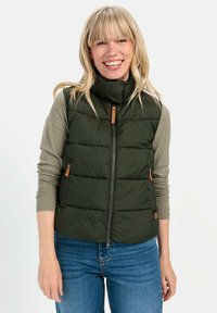 Grüne Steppweste mit hohem Kragen, Vorderreißverschluss und zwei Seitentaschen; mit beige-farbenen Hardware-Akzenten und einer gesteppten Textur.
