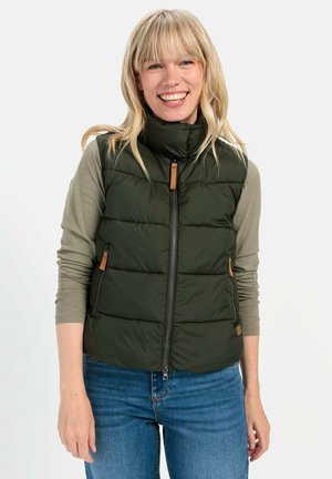 Grüne Steppweste mit hohem Kragen, Vorderreißverschluss und zwei Seitentaschen; mit beige-farbenen Hardware-Akzenten und einer gesteppten Textur.