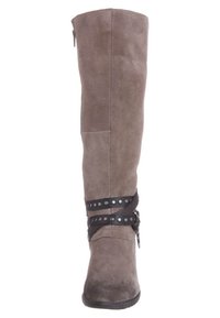 Bottes en suède taupe à hauteur de genou avec un bout légèrement arrondi, des accents de sangles cloutées noires et une fermeture éclair sur le côté.