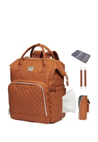 Mochila marrón acolchada de material sintético, con dos asas, correas ajustables y un bolsillo frontal para pañuelos. Incluye un estuche para accesorios.