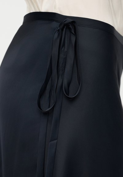 Ρουά σκο ύρα φούστα από απαλό ύφασμα, με ζώνη στη μέση και διακριτικές πιέτες, σχεδιασμένη για κομψή σιλουέτα.