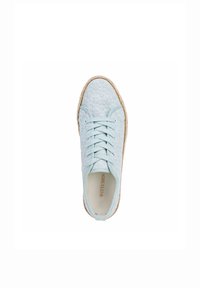 Sneaker azzurro chiaro con lacci, ricami floreali, tomaia in tessuto, suola intermedia avvolta in juta e suola piatta in gomma.