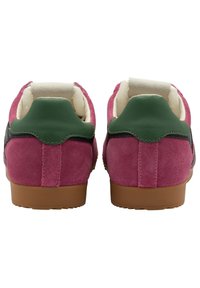 Scarpe in suede rosa con tacco in pelle verde e imbottitura interna; suole in gomma e dettagli neri sui lati.