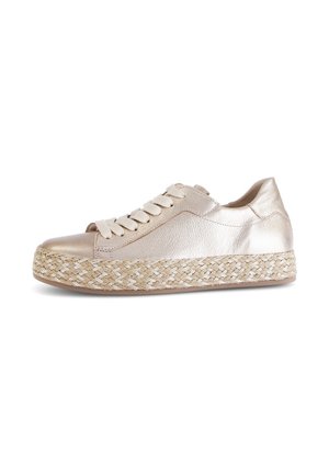 Lage metallic beige sneaker met stoffen veters en dikke gevlochten jutezool, zijaanzicht op witte achtergrond.