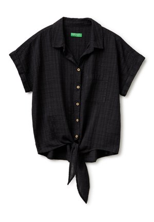 Chemise noire à manches courtes boutonnée avec col, poche avant, tissu texturé et nœud noué à l'ourlet.