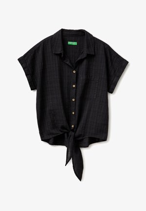 Chemise noire à manches courtes boutonnée avec col, poche avant, tissu texturé et nœud noué à l'ourlet.
