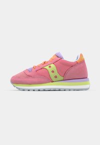 Rosa sneakers lavet af ruskind og mesh-materialer, med limegrønne accenter og lilla snørebånd. Har en hvid mellemsål og en struktureret gummisål.