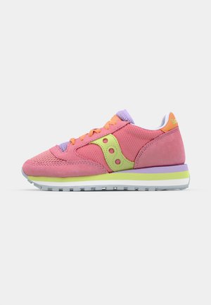 Sneaker rosa con materiali in camoscio e rete, accenti verde lime e lacci viola. Presenta una suola intermedia bianca e una suola esterna in gomma testurizzata.