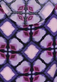 Tessuto di colore viola con un motivo a diamond e floreale nelle tonalità di lavanda, rosa e blu scuro. Texture liscia con una finitura morbida.