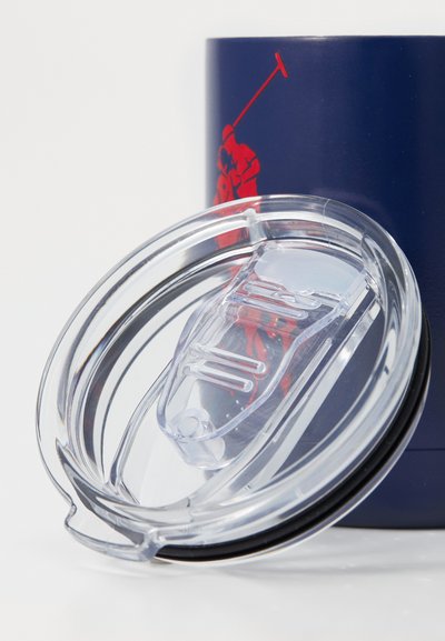 Isolierbecher mit marinem Außenbereich, roter Grafik und klarem Kunststoffdeckel mit Trinkhalmöffnung und Silikondichtung.