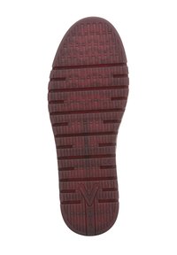 Sola di scarpa in gomma rossa con superficie testurizzata, caratterizzata da scanalature parallele e un logo "V" centrale. Progettata per aderenza e durabilità.