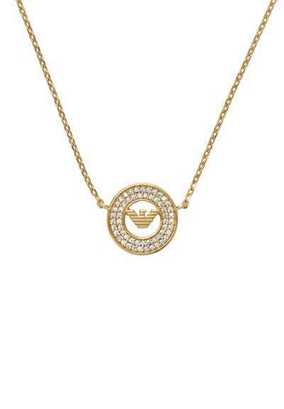 Guldkæde med et cirkulært vedhæng, der har et logo i midten omgivet af en ring af små, klare krystaller.