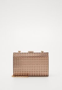 Metaliczna kopertówka w kolorze różowego złota z wzorem plastra miodu, zapięciem zatrzaskowym i łańcuszkowym paskiem. Gładka tekstura, o zwartej, prostokątnej formie.