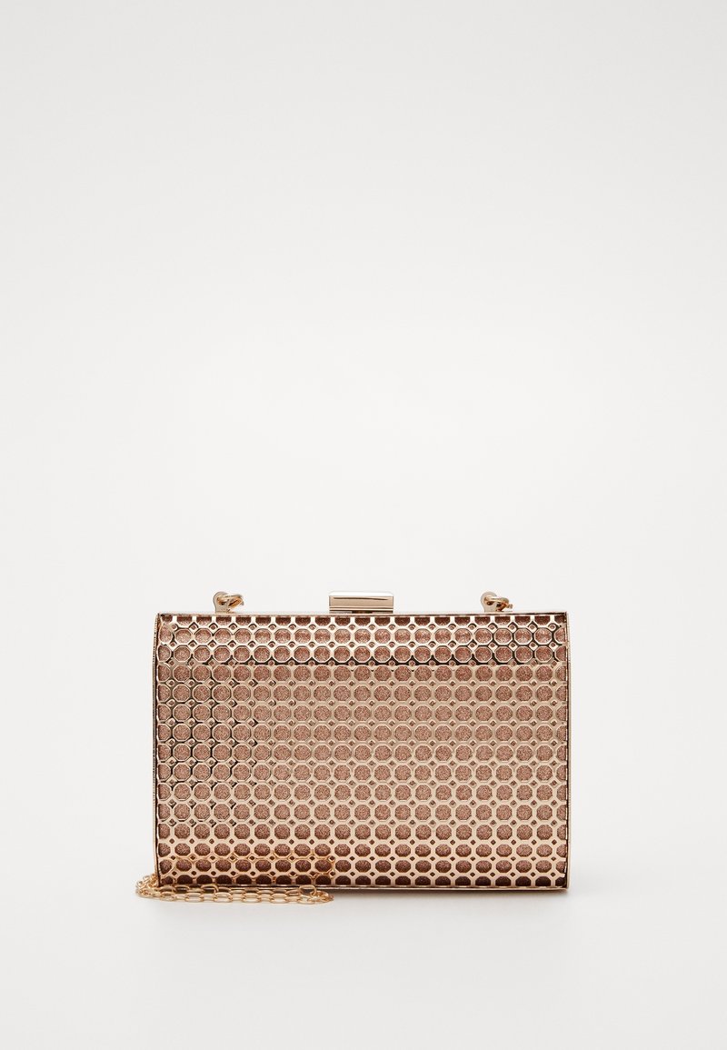 Metaliczna kopertówka w kolorze różowego złota z wzorem plastra miodu, zapięciem zatrzaskowym i łańcuszkowym paskiem. Gładka tekstura, o zwartej, prostokątnej formie.