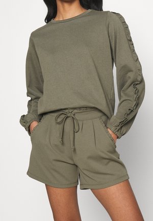 Felpa in cotone verde oliva con maniche a volant e pantaloni corti abbinati con vita elasticizzata e cordino per una vestibilità regolabile.
