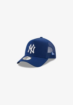 Blaues Baseballcap mit Mesh-Seiten, vorne mit einem weißen, gestickten Logo und gebogenem Schirm. Verstellbarer Riemen auf der Rückseite.