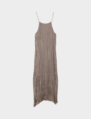 Robe midi taupe sans manches avec fines bretelles spaghetti et texture de tissu froissé, ourlet légèrement asymétrique.