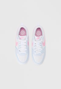 Λευκά και γαλάζια αθλητικά παπούτσια με ροζ σημάδι, λευκά κορδόνια και διάτρητο μπροστινό μέρος. Λογότυπο με λουλούδι στην ροζ εσωτερική σόλα. Λαστιχένια σόλα.