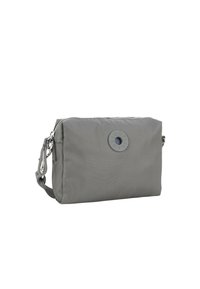 Šedá obdélníková kabelka přes rameno se zipovým uzávěrem, kulatým logem a nastavitelným popruhem na bílém pozadí.