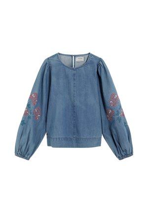 Top de mezclilla azul claro con mangas largas abullonadas. Presenta bordados florales en rosa y verde en las mangas, escote redondo y cremallera en la espalda.