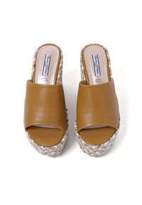 Sandali in pelle marrone con fascetta aperta e piattaforma in juta intrecciata. Presentano una finitura liscia e una suola spessa con dettagli di texture naturale.