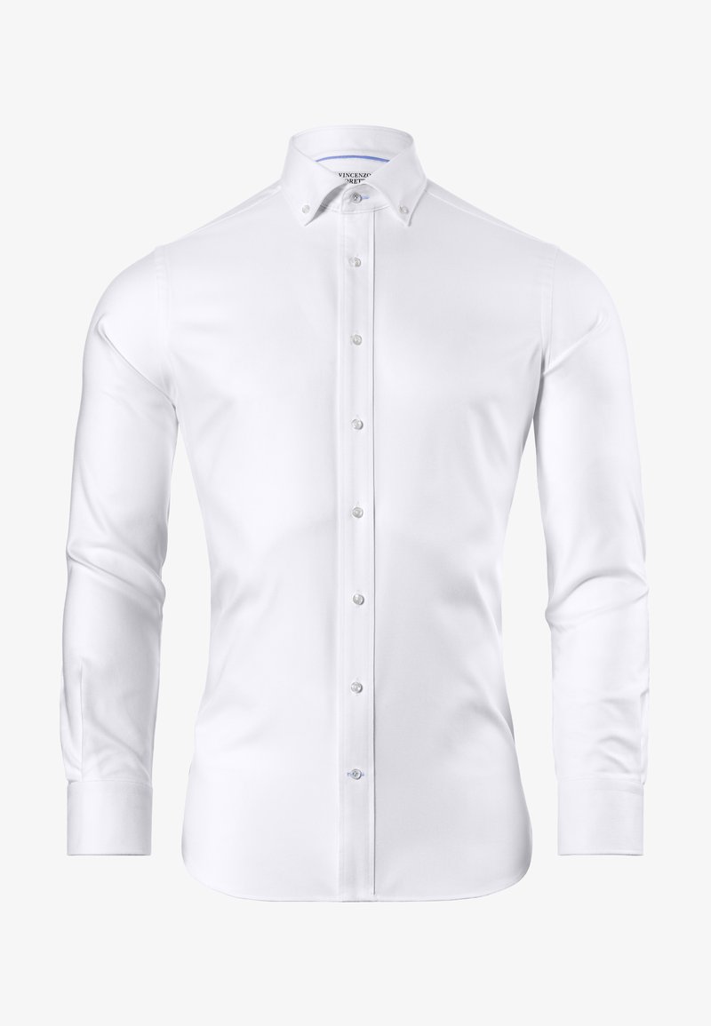 Chemise blanche à manches longues en tissu lisse, dotée d'un col boutonné et d'une fermeture à boutons sur le devant, avec des boutons semblables à des perles et des accents de poignets.