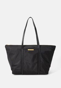 Saco tote preto feito de nylon com duas alças longas, um zíper dourado e um sutil detalhe dourado na frente. Apresenta um design espaçoso.