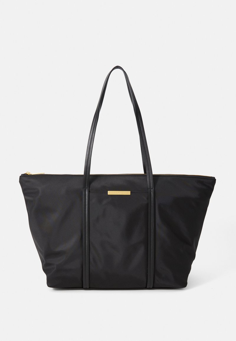 Saco tote preto feito de nylon com duas alças longas, um zíper dourado e um sutil detalhe dourado na frente. Apresenta um design espaçoso.