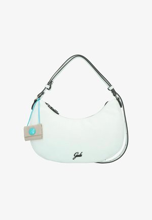 Witte leren schoudertas met een gebogen vorm, contrasterende zwart-witte schouderband en een beige label met een blauw logo.