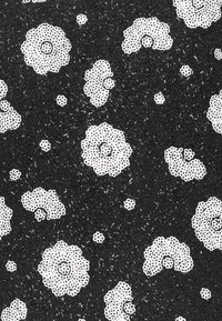 Čierna textília s opakujúcim sa kvetinovým vzorom v bielej farbe, s rôznymi veľkosťami kvetov a prepracovanými detailmi. Pozadie má jemnú textúru.