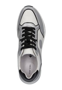 Vrchní pohled na bílo-šedé kožené tenisky, které mají černé tkaničky, hladkou texturu, zaoblený tvar, s logem uvnitř a kontrastními akcenty.