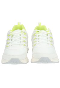 Scarpe sportive bianche con dettagli gialli, tomaia in mesh testurizzato e suola in gomma grigia. Presenta sei paia di lacci bianchi e un occhiello per il tallone.