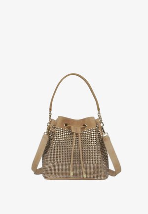 Bolso tipo bucket con gamuza beige y detalles de malla metálica. Cuenta con un cierre de cordón y una correa de hombro removible para mayor versatilidad.